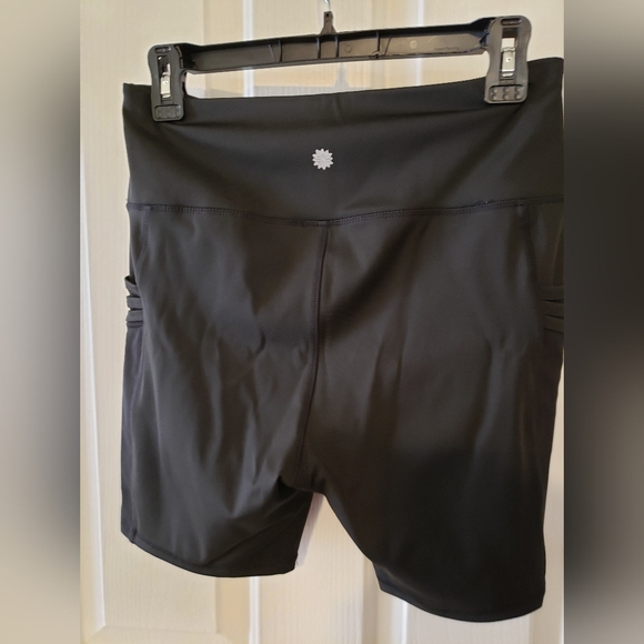 Ebb and flow high waist black yoga shorts with pockets size Large - Picture 3 of 4